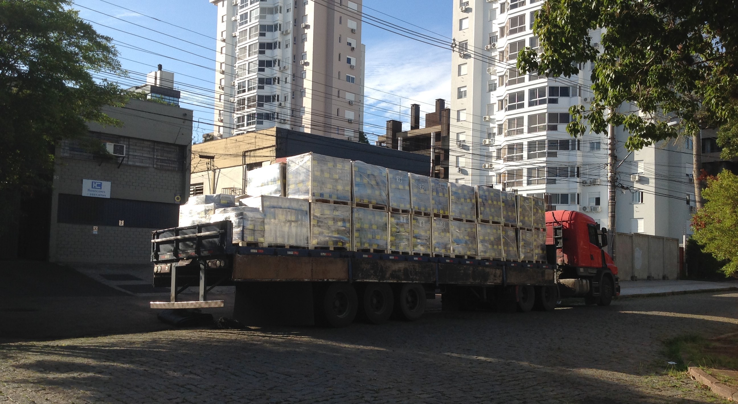 Caminhão carregado com produtos da Hidroconex